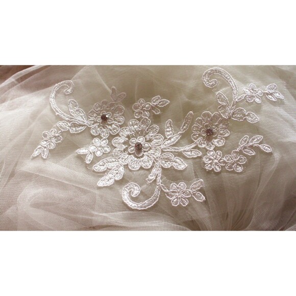 NWT Lace Flower Applique Edge 1 Layer Short Wedding Veil Bridal Veil with Comb - Picture 3 of 6